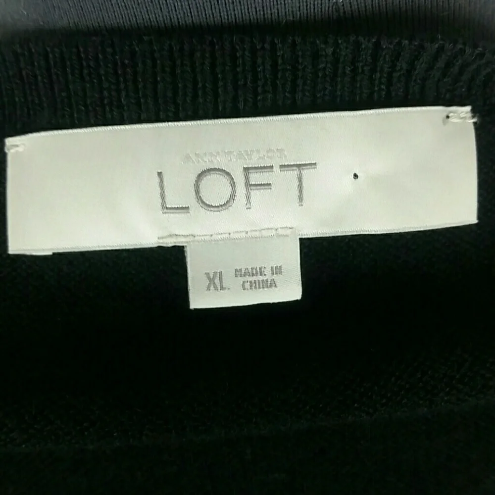 ANN TAYLOR LOFT l Black knit V neck pullover B5
